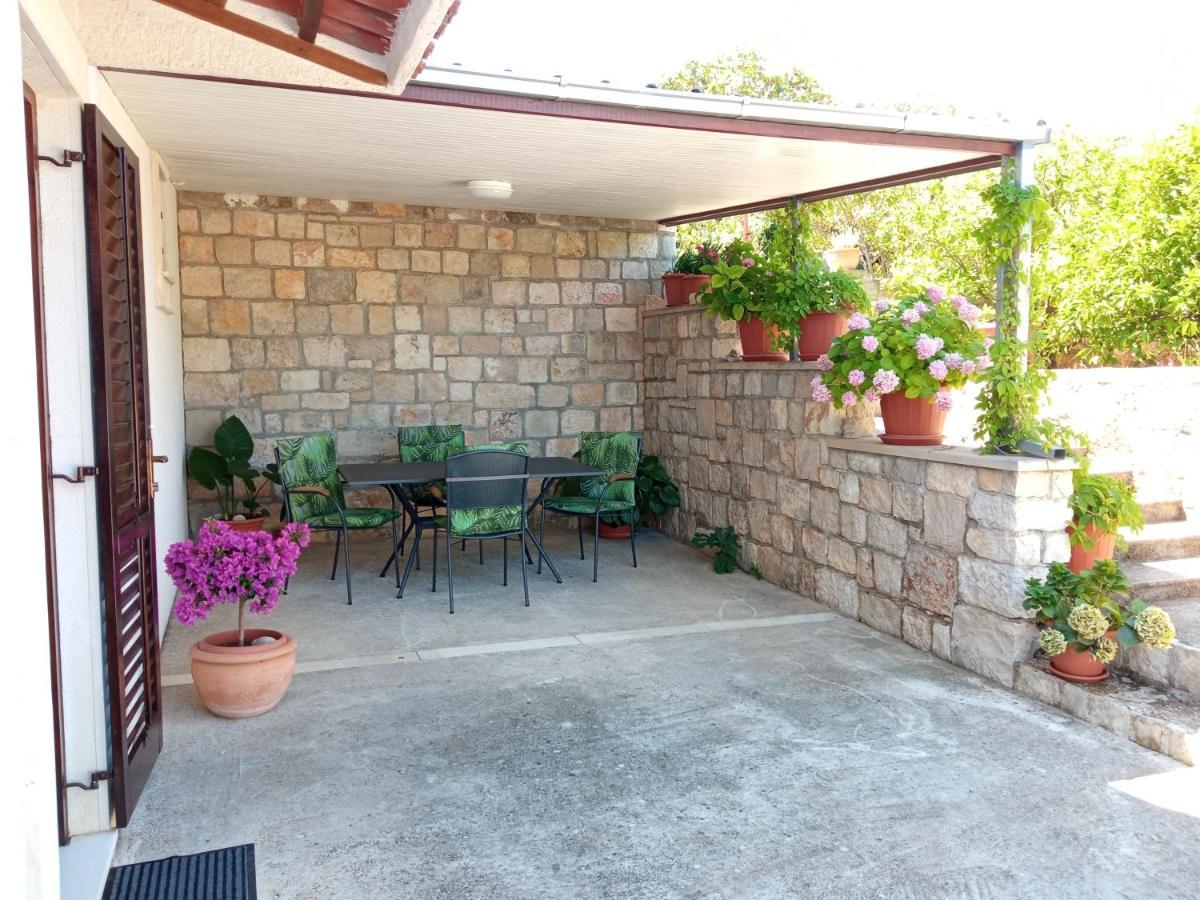 Apartment Viola Supetar Bagian luar foto