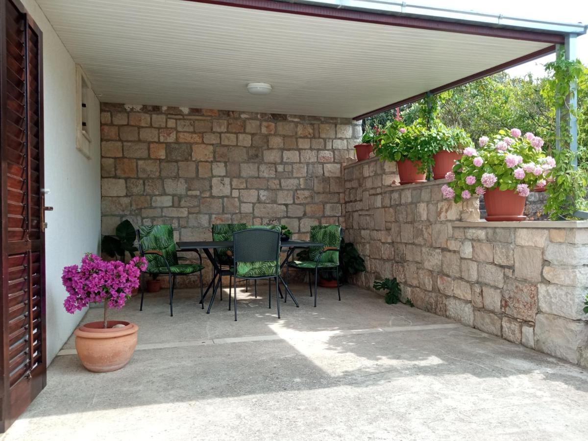 Apartment Viola Supetar Bagian luar foto